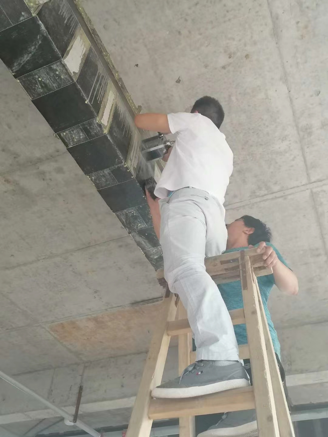 武汉某商场楼板，大梁碳纤维加固