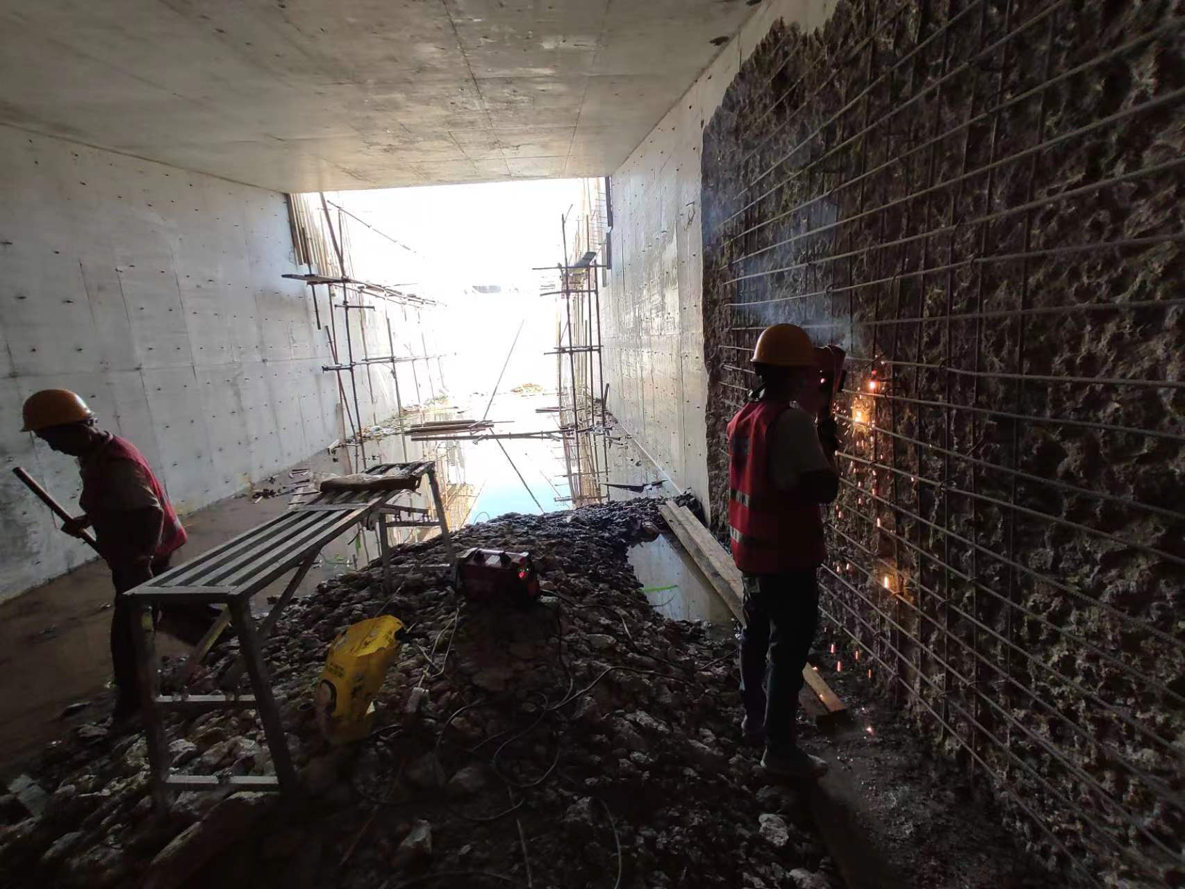 武汉挖断承重墙导致楼体开裂，加固施工方案出炉